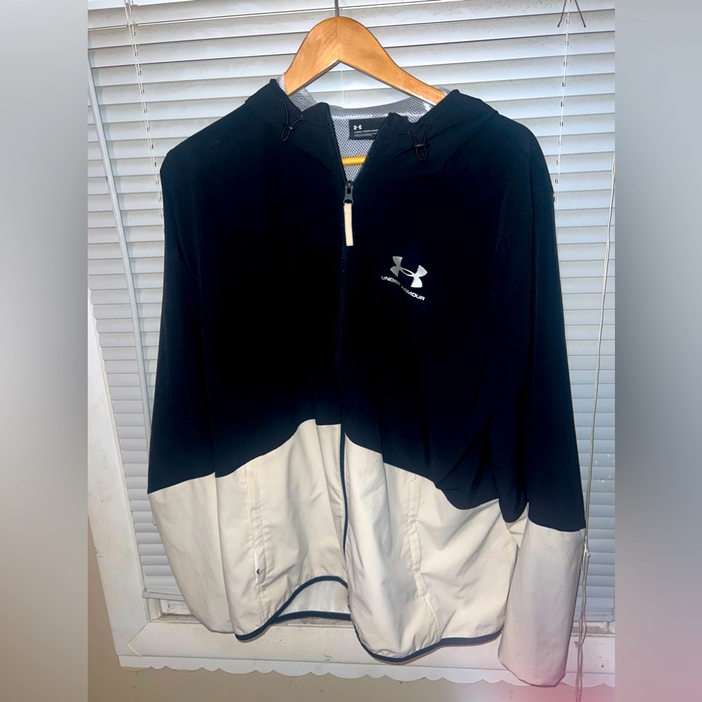 Under Armour heat gear zip up jacket. Light use, in good condition